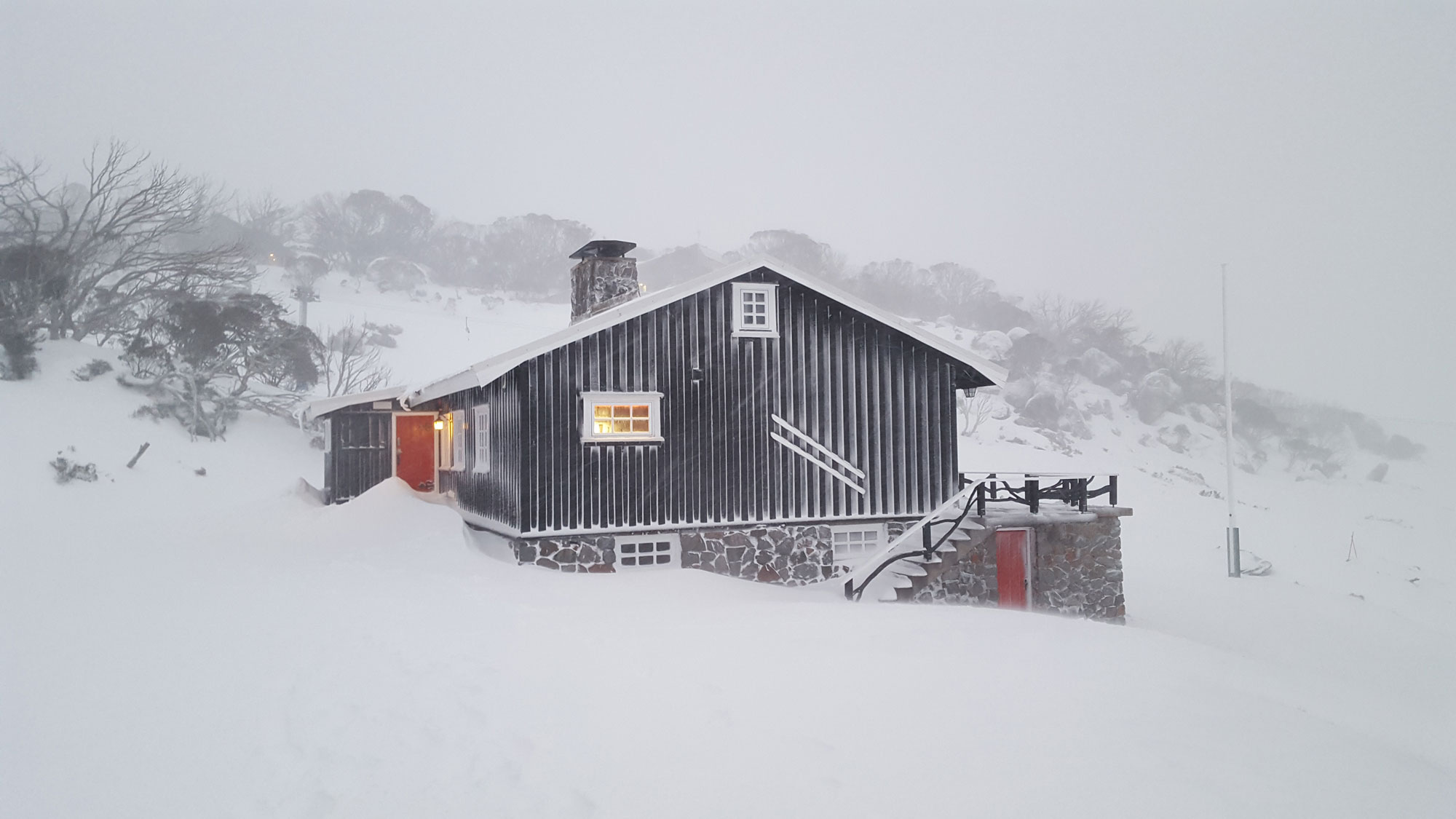 Telemark-Ski-lodge-in-snowy-mist