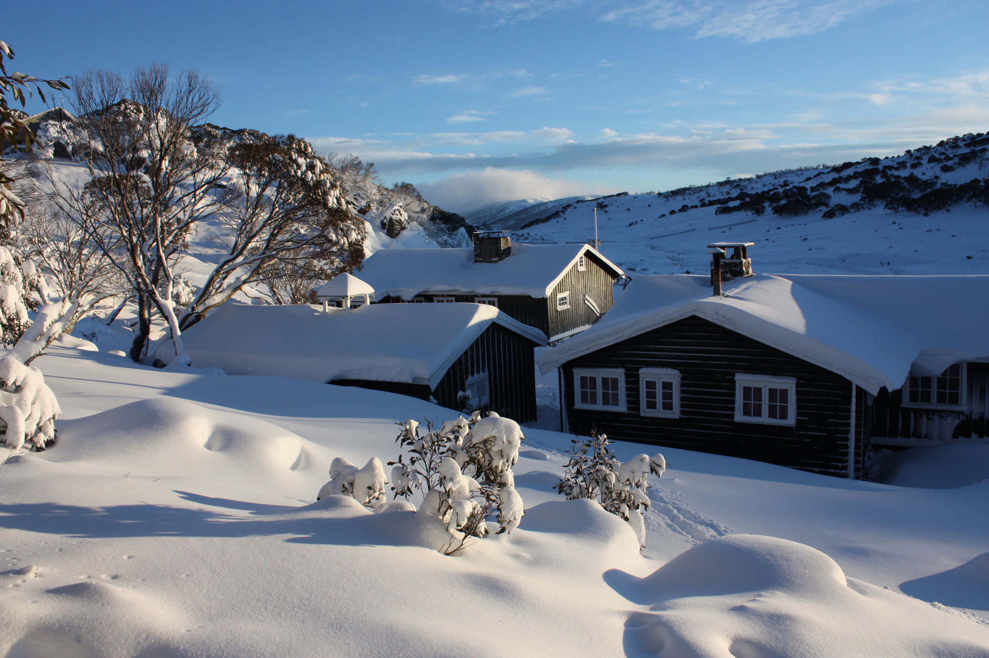 Telemark-Ski-lodge-snow-and-sun